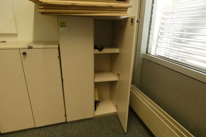 Schrank, mit Inhalt Maße in cm ca. 80 x 45 x 150